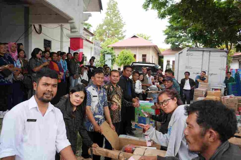 Sebanyak 92 warga Kabupaten Samosir menerima bantuan Usaha Ekonomi Produktif (UEP) Tahun Anggaran 2026 dari Pemerintah Provinsi Sumatera Utara di Kantor Dinas Sosial dan Pemberdayaan Masyarakat Desa (Dinsos PMD) Kabupaten Samosir, Jumat, 18 September 2026.