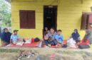 Reinhard Raji Manurung menyalurkan bantuan beras kepada lima penyandang disabilitas di Hatonduhan, Simalungun, dari kepedulian dan penghasilan konten digital.