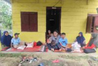 Reinhard Raji Manurung menyalurkan bantuan beras kepada lima penyandang disabilitas di Hatonduhan, Simalungun, dari kepedulian dan penghasilan konten digital.