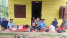 Reinhard Raji Manurung menyalurkan bantuan beras kepada lima penyandang disabilitas di Hatonduhan, Simalungun, dari kepedulian dan penghasilan konten digital.