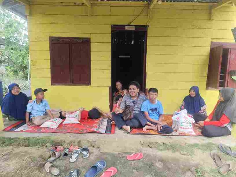 Reinhard Raji Manurung menyalurkan bantuan beras kepada lima penyandang disabilitas di Hatonduhan, Simalungun, dari kepedulian dan penghasilan konten digital.