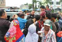 Bid Humas Polda Sumut membagikan nasi bungkus kepada sopir, pengemudi becak motor, ojol dan masyarakat di Jalan Sisingamangaraja, Medan.