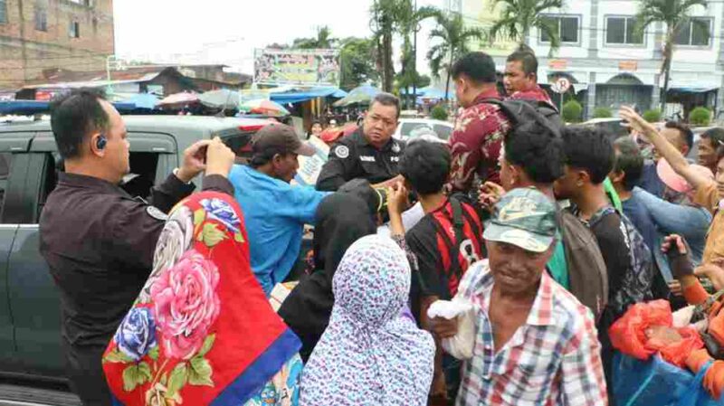 Bid Humas Polda Sumut membagikan nasi bungkus kepada sopir, pengemudi becak motor, ojol dan masyarakat di Jalan Sisingamangaraja, Medan.