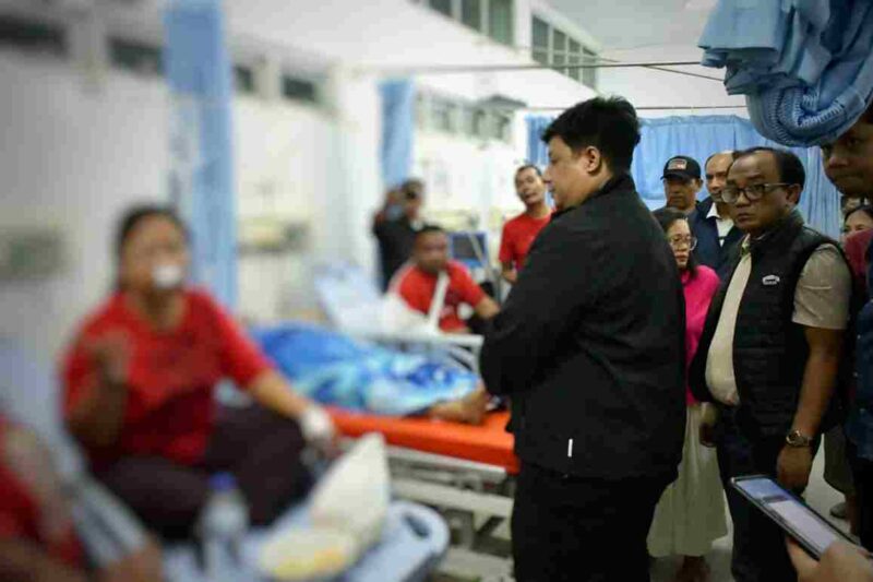 Bupati Samosir Vandiko T. Gultom bersama Wakil Bupati Ariston Tua Sidauruk mengunjungi para korban pada Sabtu, 19 September 2026,