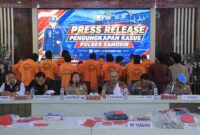 Polres Samosir memaparkan pengungkapan sejumlah perkara pidana dalam konferensi pers di Aula Pusuk Buhit, Mako Polres Samosir, Sabtu (19/9/2026).