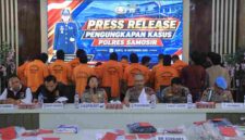 Polres Samosir memaparkan pengungkapan sejumlah perkara pidana dalam konferensi pers di Aula Pusuk Buhit, Mako Polres Samosir, Sabtu (19/9/2026).