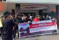n: AMPDT menggelar aksi di Hotel Khas Parapat.