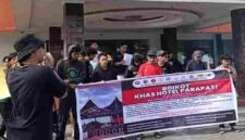 n: AMPDT menggelar aksi di Hotel Khas Parapat.
