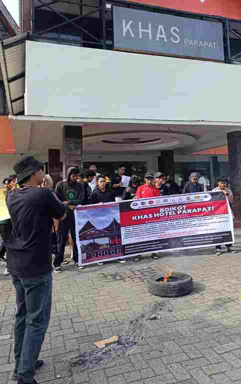 n: AMPDT menggelar aksi di Hotel Khas Parapat.