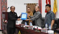 Wakil Bupati Samosir Ariston Tua Sidauruk dalam Rapat Paripurna DPRD Kabupaten Samosir, Senin (21/9/2026).