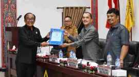 Wakil Bupati Samosir Ariston Tua Sidauruk dalam Rapat Paripurna DPRD Kabupaten Samosir, Senin (21/9/2026).