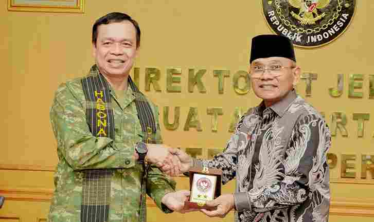 Bupati Simalungun, Dr. H. Anton Achmad Saragih, saat melakukan audiensi dengan Direktur Jenderal Kekuatan Pertahanan (Dirjen Kuathan) Kementerian Pertahanan RI, H. Haris Haryanto, di Jakarta, Selasa (22/9/2026).