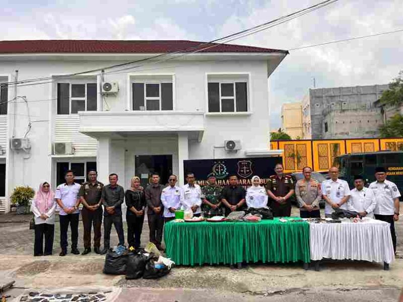 Kejaksaan Negeri (Kejari) Labuhanbatu memusnahkan barang bukti dari 389 perkara yang telah memperoleh kekuatan hukum tetap atau inkracht. Pemusnahan dilaksanakan di halaman Kantor Kejari Labuhanbatu, Rabu (23/9/2026).