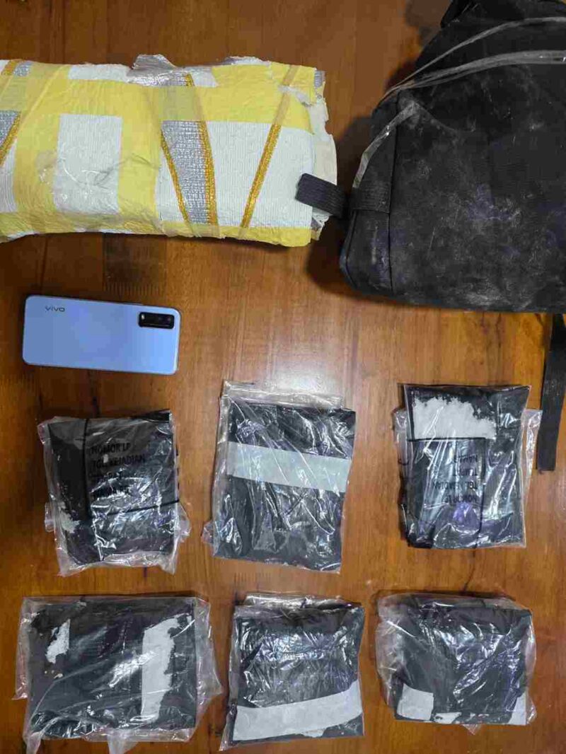enam bungkus diduga sabu seberat sekitar 1,5 kilogram.