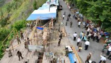 Tim gabungan membongkar seluruh bangunan liar di Menara Pandang Tele, Samosir.