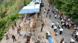 Tim gabungan membongkar seluruh bangunan liar di Menara Pandang Tele, Samosir.
