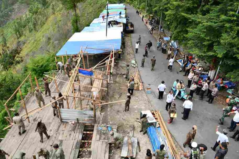 Tim gabungan membongkar seluruh bangunan liar di Menara Pandang Tele, Samosir.