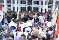 Dewan Pengurus Cabang (DPC) Serikat Petani Indonesia (SPI) Kabupaten Asahan menggelar aksi unjuk rasa di halaman Kantor Bupati Asahan, Kamis (24/9/2026), bertepatan dengan peringatan Hari Tani Nasional.