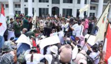 Dewan Pengurus Cabang (DPC) Serikat Petani Indonesia (SPI) Kabupaten Asahan menggelar aksi unjuk rasa di halaman Kantor Bupati Asahan, Kamis (24/9/2026), bertepatan dengan peringatan Hari Tani Nasional.