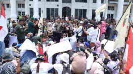 Dewan Pengurus Cabang (DPC) Serikat Petani Indonesia (SPI) Kabupaten Asahan menggelar aksi unjuk rasa di halaman Kantor Bupati Asahan, Kamis (24/9/2026), bertepatan dengan peringatan Hari Tani Nasional.