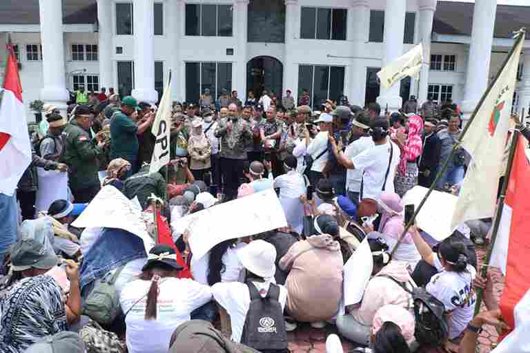 Dewan Pengurus Cabang (DPC) Serikat Petani Indonesia (SPI) Kabupaten Asahan menggelar aksi unjuk rasa di halaman Kantor Bupati Asahan, Kamis (24/9/2026), bertepatan dengan peringatan Hari Tani Nasional.