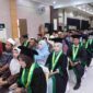 199 sarjana dari enam program studi resmi menyelesaikan pendidikan tahun 2026 di Institut Agama Islam Daar Al Uluum (IAIDU) Asahan Kisaran Angkatan XXXVI Tahun Akademik 2026/2027 di Aula Hotel Sabty Garden Kisaran, Kamis (24/9/2026).