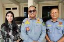 Kasat Pol PP Kota Bengkulu, Sahat Marulitua Situmorang, bersama kuasa hukum Pemkot Bengkulu, Rizki Dini Hasana saat akan menghadiri persidangan gugatan pemilik Saung Bigi Pantai Panjang, Kamis (24/9/2026).