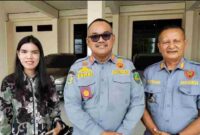 Kasat Pol PP Kota Bengkulu, Sahat Marulitua Situmorang, bersama kuasa hukum Pemkot Bengkulu, Rizki Dini Hasana saat akan menghadiri persidangan gugatan pemilik Saung Bigi Pantai Panjang, Kamis (24/9/2026).