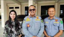 Kasat Pol PP Kota Bengkulu, Sahat Marulitua Situmorang, bersama kuasa hukum Pemkot Bengkulu, Rizki Dini Hasana saat akan menghadiri persidangan gugatan pemilik Saung Bigi Pantai Panjang, Kamis (24/9/2026).