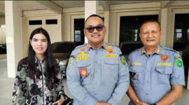 Kasat Pol PP Kota Bengkulu, Sahat Marulitua Situmorang, bersama kuasa hukum Pemkot Bengkulu, Rizki Dini Hasana saat akan menghadiri persidangan gugatan pemilik Saung Bigi Pantai Panjang, Kamis (24/9/2026).