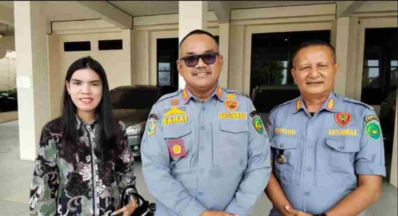Kasat Pol PP Kota Bengkulu, Sahat Marulitua Situmorang, bersama kuasa hukum Pemkot Bengkulu, Rizki Dini Hasana saat akan menghadiri persidangan gugatan pemilik Saung Bigi Pantai Panjang, Kamis (24/9/2026).