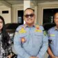 Kasat Pol PP Kota Bengkulu, Sahat Marulitua Situmorang, bersama kuasa hukum Pemkot Bengkulu, Rizki Dini Hasana saat akan menghadiri persidangan gugatan pemilik Saung Bigi Pantai Panjang, Kamis (24/9/2026).