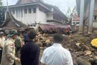 Wakil Presiden (Wapres) Gibran Rakabuming meninjau sejumlah infrastruktur dan fasilitas publik yang terdampak banjir bandang di Kabupaten Solok, Sumatera Barat, Jumat (25/9/2026).