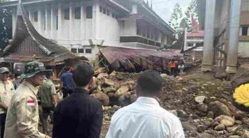 Wakil Presiden (Wapres) Gibran Rakabuming meninjau sejumlah infrastruktur dan fasilitas publik yang terdampak banjir bandang di Kabupaten Solok, Sumatera Barat, Jumat (25/9/2026).