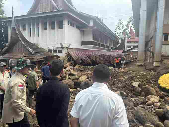 Wakil Presiden (Wapres) Gibran Rakabuming meninjau sejumlah infrastruktur dan fasilitas publik yang terdampak banjir bandang di Kabupaten Solok, Sumatera Barat, Jumat (25/9/2026).