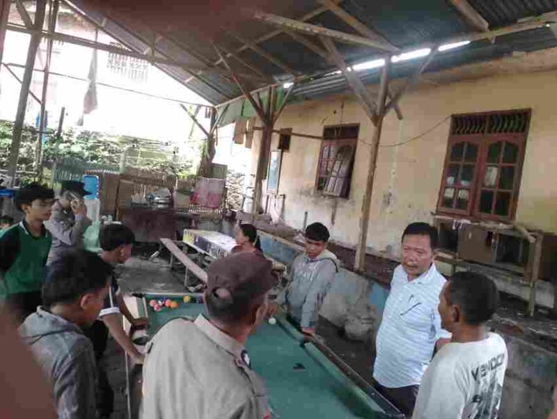 Polsek Tanah Jawa menjaring 10 pelajar yang kedapatan bolos sekolah di warung biliar.
