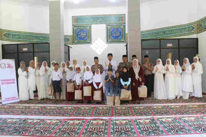 Kapolres Simalungun bersama Bhayangkari menggelar doa bersama dan bakti sosial dengan memberikan santunan kepada anak yatim.