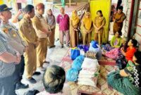 Pemkab Simalungun menyalurkan bantuan kepada warga terdampak banjir Haranggaol, Kabupaten Simalungun, Senin (28/9/2026).