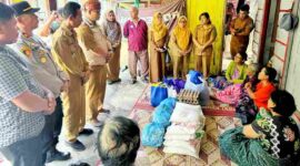Pemkab Simalungun menyalurkan bantuan kepada warga terdampak banjir Haranggaol, Kabupaten Simalungun, Senin (28/9/2026).