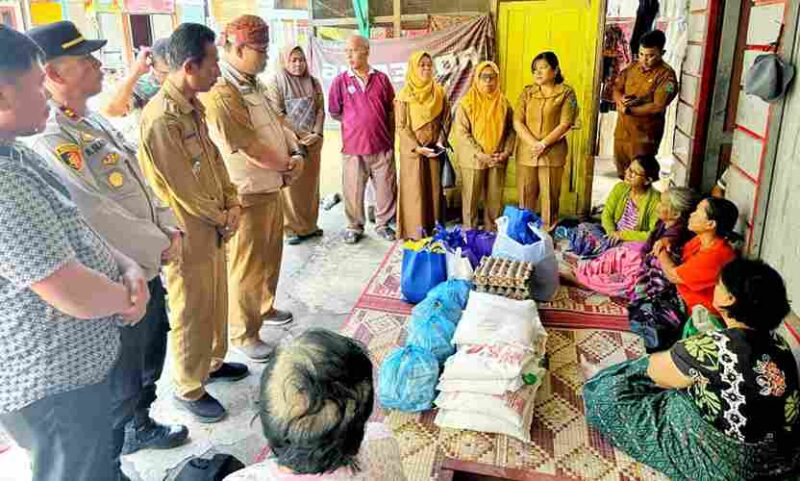 Pemkab Simalungun menyalurkan bantuan kepada warga terdampak banjir Haranggaol, Kabupaten Simalungun, Senin (28/9/2026).