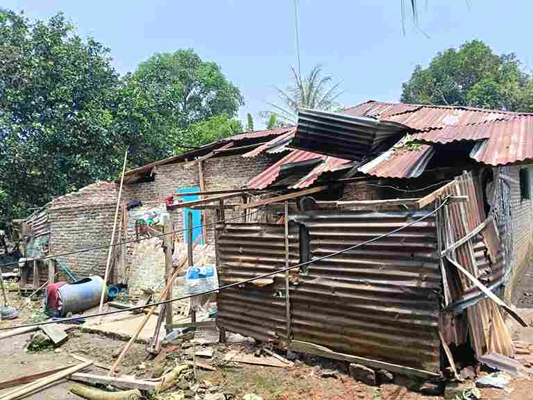 Hujan deras disertai angin kencang merusak 24 rumah warga di Pematang Bandar, Simalungun.