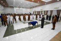 Sekretaris Daerah (Sekda) Kota Pematangsiantar Junaedi Antonius Sitanggang, S.STP., M.Si., atas nama Wali Kota Pematangsiantar Wesly Silalahi, S.H., M.Kn., melantik dan mengambil sumpah/janji 116 Pegawai Negeri Sipil (PNS) yang menduduki jabatan administrasi dan fungsional di lingkungan Pemerintah Kota (Pemko) Pematangsiantar berlangsung di Gedung Serbaguna Pemko Pematangsiantar, Jalan Merdeka, Selasa (29/9/2026) sore.