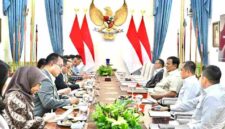 Presiden Prabowo Subianto menerima Menteri Hukum Supratman Andi Agtas beserta sejumlah menteri Kabinet Merah Putih untuk membahas mengenai perkembangan digitalisasi layanan publik serta penguatan Pos Bantuan Hukum (Posbankum) di seluruh Indonesia di Istana Merdeka, Jakarta, pada Selasa, 29 September 2026.