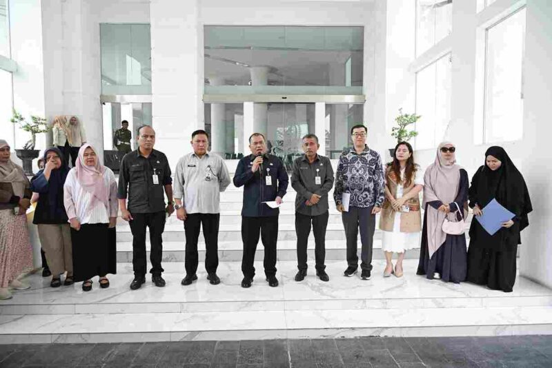 Penjabat (Pj) Sekretaris Daerah Provinsi Sumatera Utara (Sumut) Timur Tumanggor melepas Bantuan Kemanusiaan Pemerintah Provinsi Sumatera Utara untuk Bencana Gempa di Provinsi Nusa Tenggara Timur, di Lobby Dekranasda Lantai 1 Kantor Gubernur Sumut Jalan Diponengoro Nomor 30 Medan, Selasa (1/9/2026). 