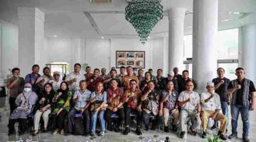 Kepala Dinas Lingkungan Hidup dan Kehutanan (DLHK) Provinsi Sumatera Utara Heri Wahyudi Marpaung,   Memberikan keterangan pers kepada awak media di lantai 1 Kantor Gubernur Sumut, Jalan Diponegoro No. 30, Medan, Jumat (16/10/2026).