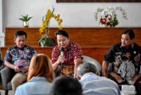 Kepala Dinas Lingkungan Hidup dan Kehutanan (DLHK) Provinsi Sumatera Utara Heri Wahyudi Marpaung,   Memberikan keterangan pers kepada awak media di lantai 1 Kantor Gubernur Sumut, Jalan Diponegoro No. 30, Medan, Jumat (16/10/2026).