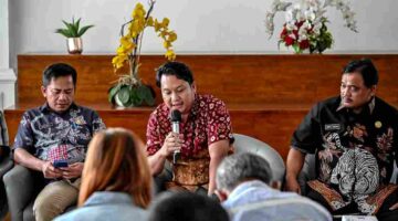 Kepala Dinas Lingkungan Hidup dan Kehutanan (DLHK) Provinsi Sumatera Utara Heri Wahyudi Marpaung,   Memberikan keterangan pers kepada awak media di lantai 1 Kantor Gubernur Sumut, Jalan Diponegoro No. 30, Medan, Jumat (16/10/2026).
