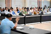 Kepala Dinas Komunikasi dan Informatika (Kominfo) Provinsi Sumatera Utara, Erwin Hotmansah Harahap, menjelaskan dan mengajarkan simulasi kepada Pejabat di bidang administrasi dan kepegawaian serta Admin Pengelola Aplikasi SIMANTAP di setiap OPD yang ada di lingkungan Provinsi Sumatera Utara tentang pengembangan dan penambahan fitur baru pada Aplikasi SIMANTAP di Aula Raja Inal Siregar, Selasa (27/10/2026)