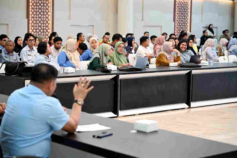 Kepala Dinas Komunikasi dan Informatika (Kominfo) Provinsi Sumatera Utara, Erwin Hotmansah Harahap, menjelaskan dan mengajarkan simulasi kepada Pejabat di bidang administrasi dan kepegawaian serta Admin Pengelola Aplikasi SIMANTAP di setiap OPD yang ada di lingkungan Provinsi Sumatera Utara tentang pengembangan dan penambahan fitur baru pada Aplikasi SIMANTAP di Aula Raja Inal Siregar, Selasa (27/10/2026)