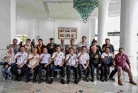 Sekretaris Dinas Perumahan dan Kawasan Permukiman Provinsi Sumatera Utara Tomy Harahap beserta jajarannya, memberikan keterangan pers kepada awak media terkait bantuan perumahan rakyat di Lobby Dekranasda, Lantai 1 Kantor Gubernur Sumut, Medan, Rabu (28/10/2026)